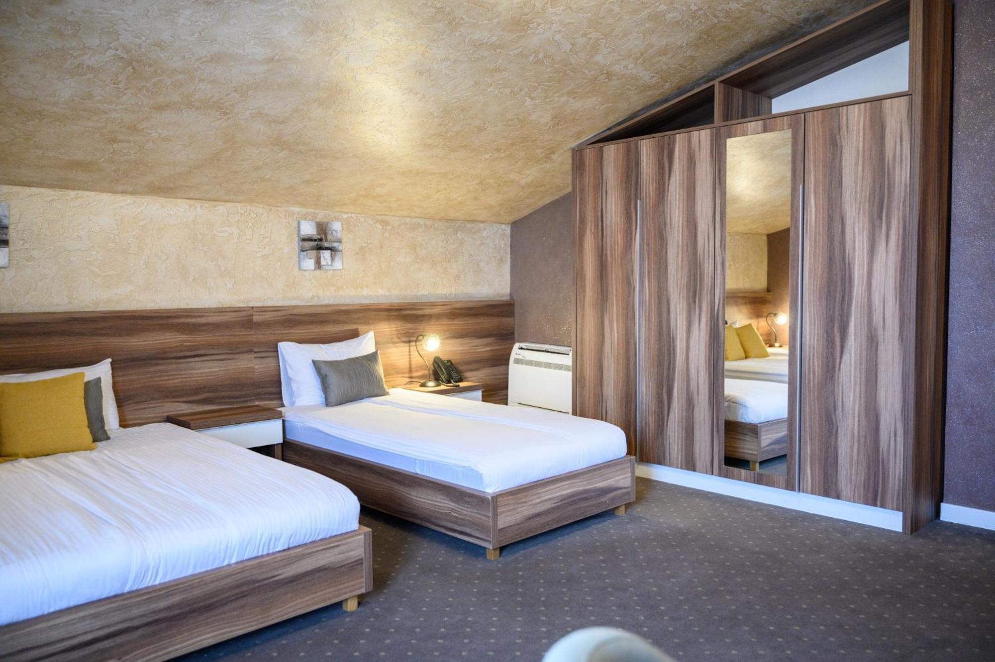 Mv Monogram Hotel Indija ภายนอก รูปภาพ